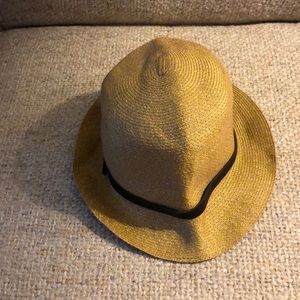 Neutral straw bucket hat